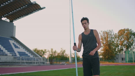 Sportler-Macht-Speerwurf-Auf-Sportplatz.-Männlicher-Athlet-Wirft-Den-Speer-Im-Olympiastadion.-Sportler-In-Sportkleidung-Auf-Der-Leichtathletikbahn-Im-Profistadion